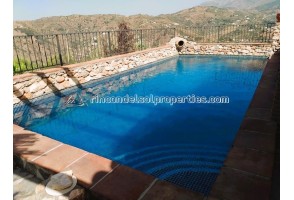 4 bedroom villa with pool